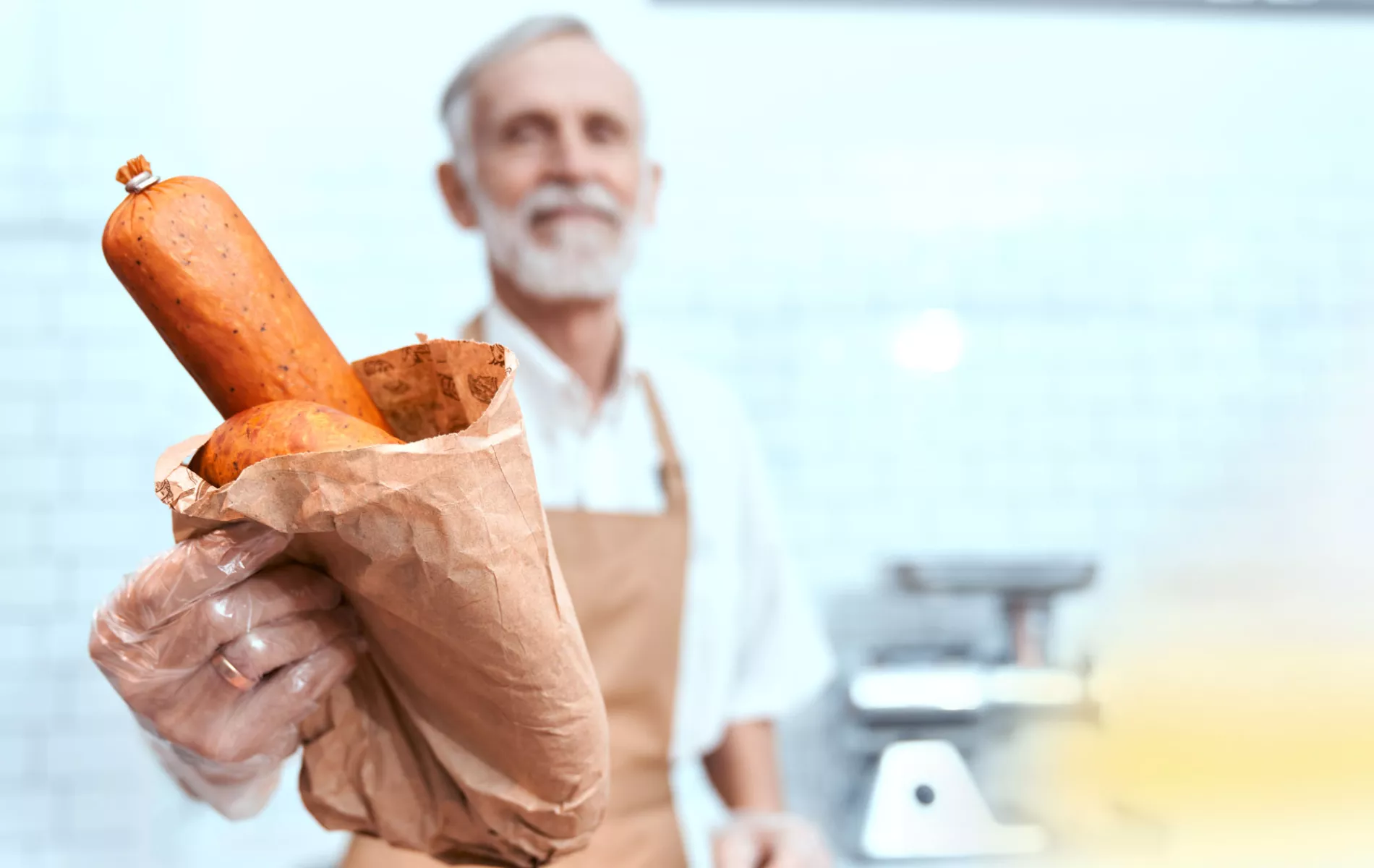 Man holding clipped sausage